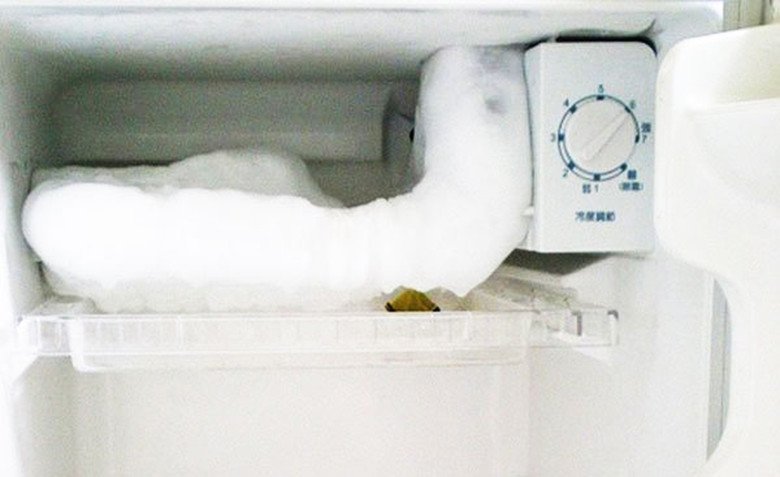Dàn lạnh bị đóng tuyết hoặc ống dẫn khí lạnh bị tắc gây ra sự cố không đông đá