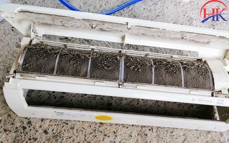 Dàn lạnh điều hòa Mitsubishi bị bám bụi bẩn dày đặc.
