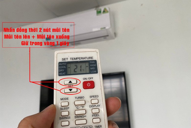 Điều khiển điều hòa Casper hiển thị nút SET và mũi tên lên xuống để mở khóa