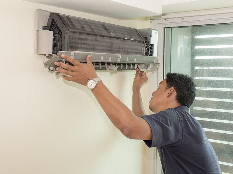 Kiểm tra máng thoát nước điều hòa Casper