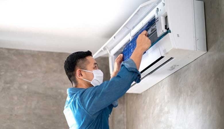 Kỹ thuật viên chuyên nghiệp khắc phục lỗi F1 trên máy lạnh Aqua