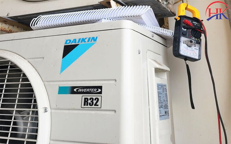 Kỹ thuật viên đang kiểm tra hoặc sửa chữa máy lạnh Daikin