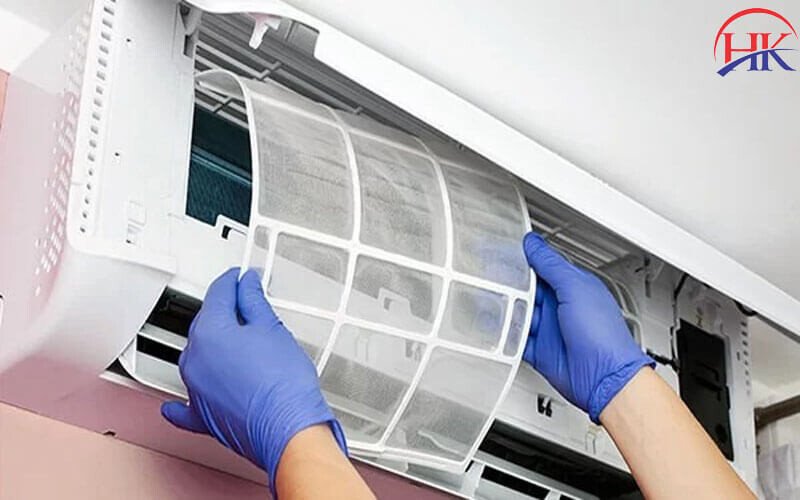 Kỹ thuật viên đang kiểm tra máy lạnh Electrolux bị lỗi Po