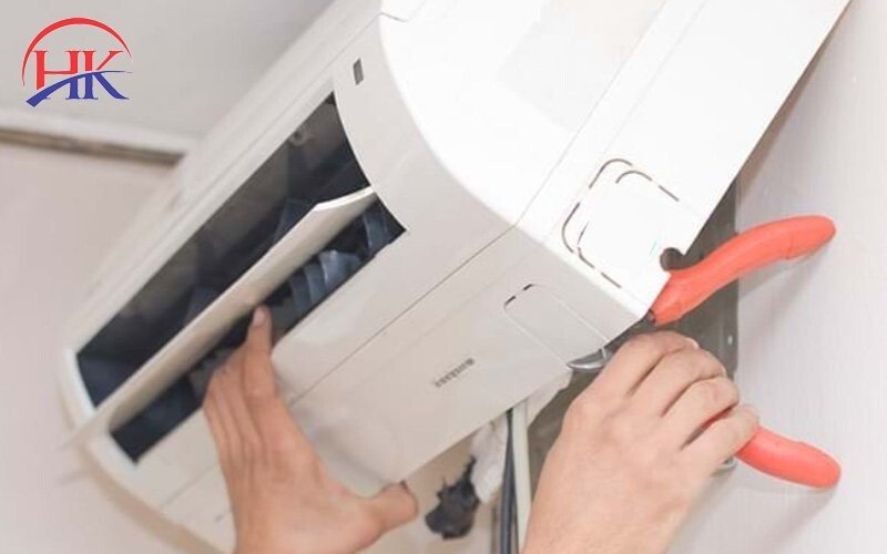 Kỹ thuật viên đang lắp đặt ống thoát nước điều hòa
