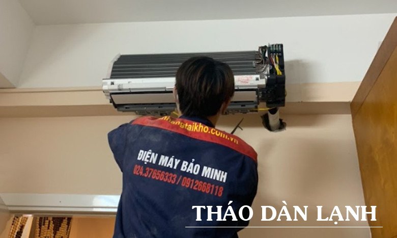 Kỹ thuật viên đang tiến hành tháo dỡ dàn lạnh điều hòa Samsung