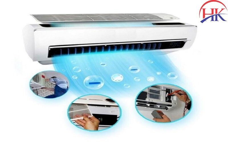 Kỹ thuật viên đang vệ sinh dàn lạnh máy lạnh Hitachi