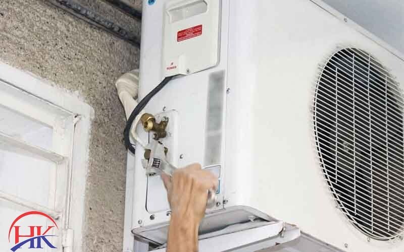 Kỹ thuật viên đang vệ sinh dàn nóng máy lạnh Reetech