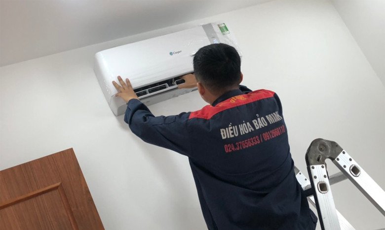 Kỹ thuật viên lắp đặt điều hòa Casper tại nhà