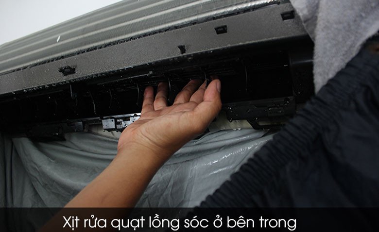 Làm sạch cánh quạt lồng sóc bên trong dàn lạnh điều hòa
