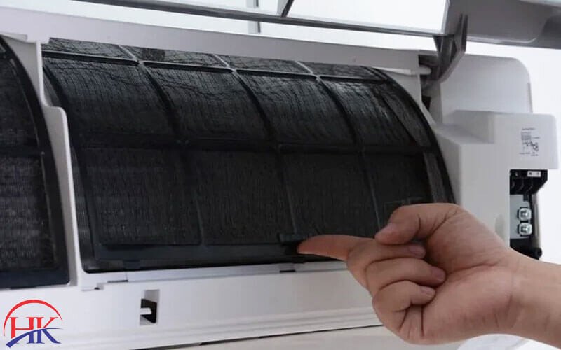 Lưới lọc bụi bẩn bám dày trên dàn lạnh máy điều hòa Daikin