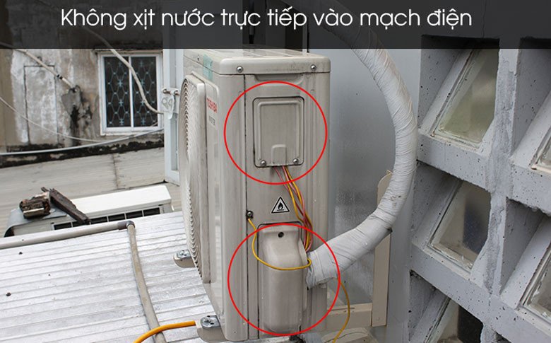 Lưu ý tránh xịt nước vào khu vực bo mạch khi vệ sinh cục nóng điều hòa