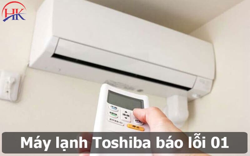 Người dùng xem màn hình hiển thị mã lỗi 01 trên dàn lạnh máy điều hòa Toshiba