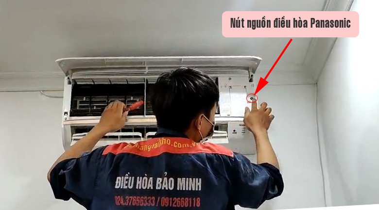 Nút nguồn khẩn cấp điều hòa Panasonic nằm ở bên phải dàn lạnh