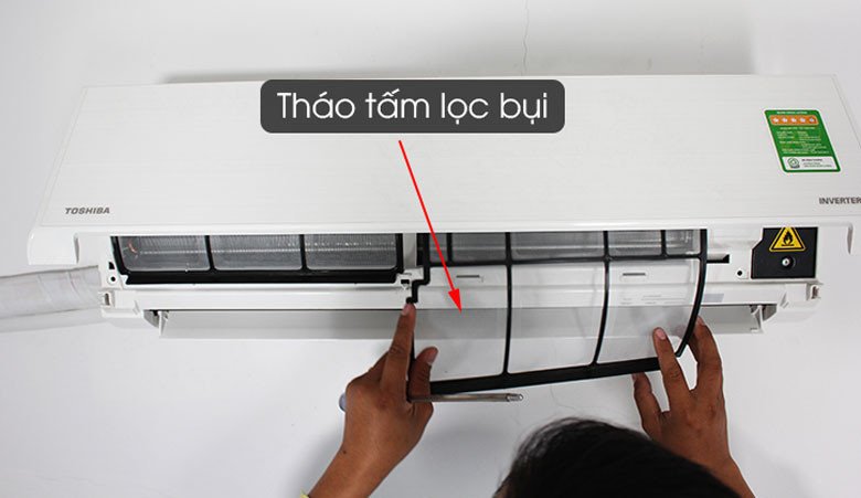 Tháo tấm lọc bụi bẩn từ dàn lạnh điều hòa để làm sạch