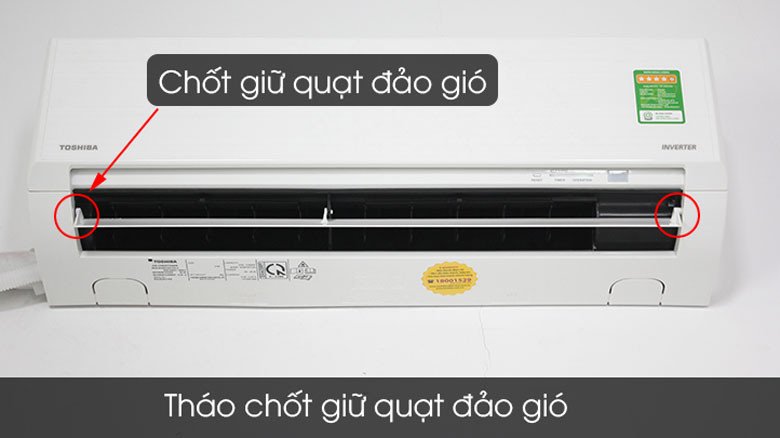 Tháo vỏ dàn lạnh để chuẩn bị vệ sinh bên trong điều hòa