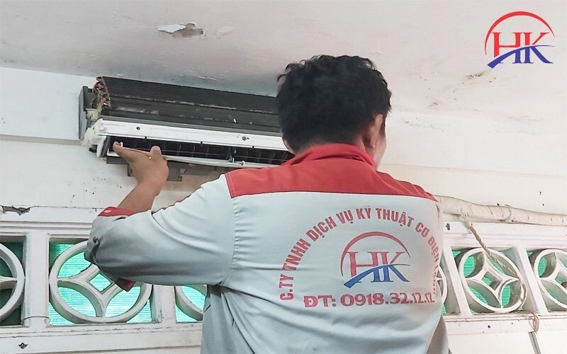 Thợ chuyên nghiệp đang thao tác với dàn nóng máy lạnh Daikin