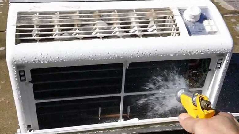 Vệ sinh dàn lạnh định kỳ giúp phòng tránh lỗi P0 và tăng tuổi thọ máy lạnh Electrolux