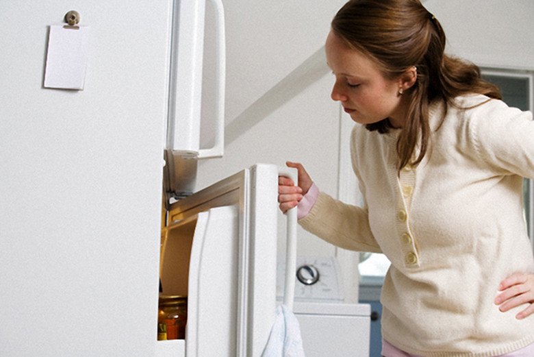 Viền cửa tủ lạnh bị hở khiến hơi lạnh thoát ra ngoài và không đông đá