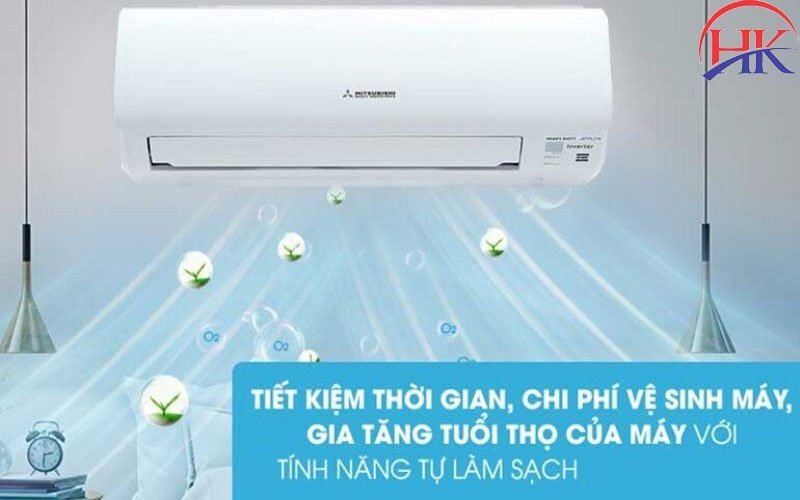 Xịt rửa các lá tản nhiệt bên trong dàn lạnh điều hòa Mitsubishi.