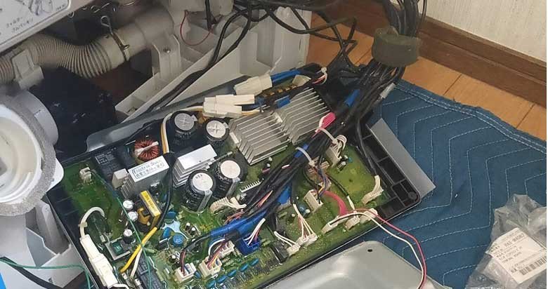 Bo mạch điều khiển phức tạp của máy giặt Hitachi, bộ phận có thể gây ra mã lỗi F1 Hitachi