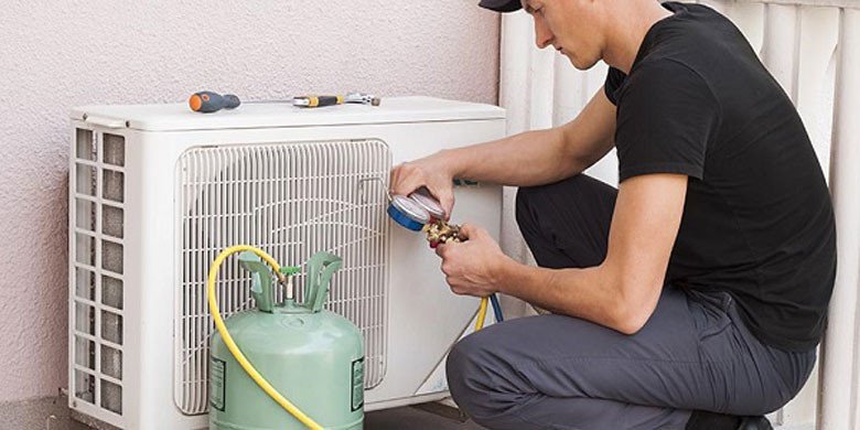 Bổ sung gas lạnh để khắc phục lỗi máy lạnh Sharp nháy đèn vàng