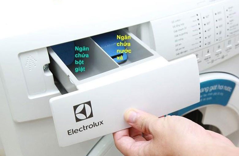 Cách cho bột giặt và nước xả vào khay máy giặt Electrolux