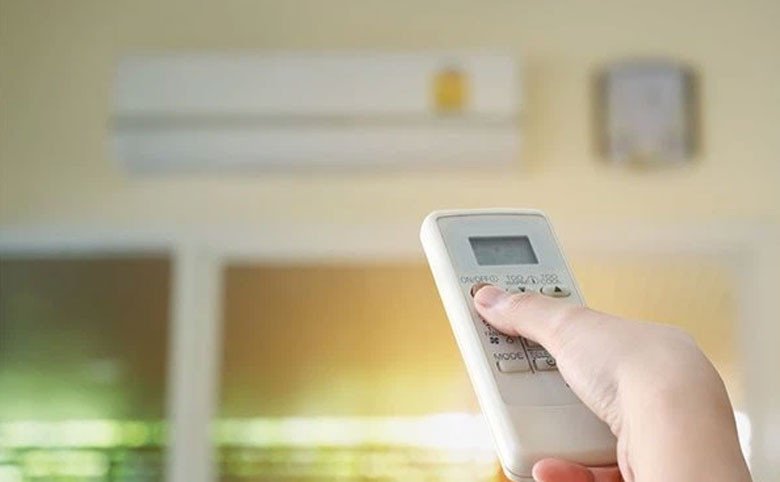 Cài đặt nhiệt độ phù hợp trên điều khiển điều hòa