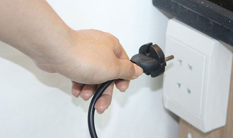 Cắm chặt phích cắm nguồn cho máy giặt Electrolux