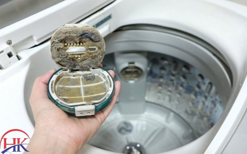 Cặn bột giặt và khoáng chất đóng két trong lồng máy giặt