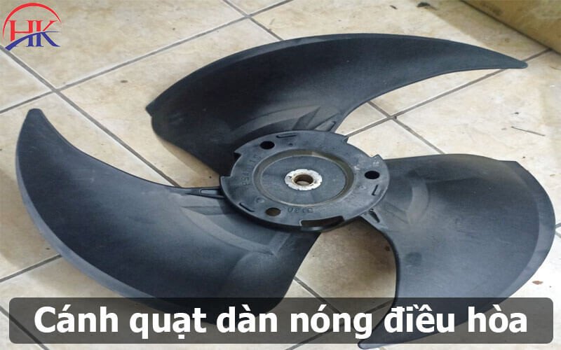 Cận cảnh **cánh quạt dàn nóng điều hòa** bên trong cục nóng