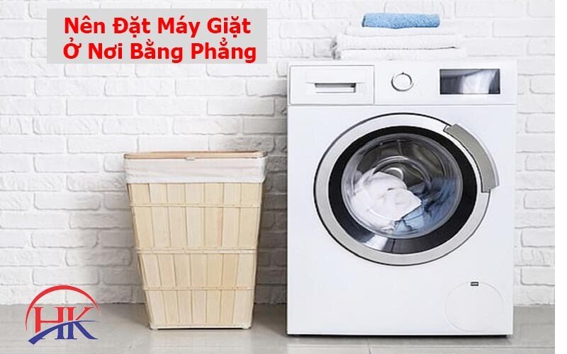 Chân máy giặt được điều chỉnh để cân bằng chống rung lắc