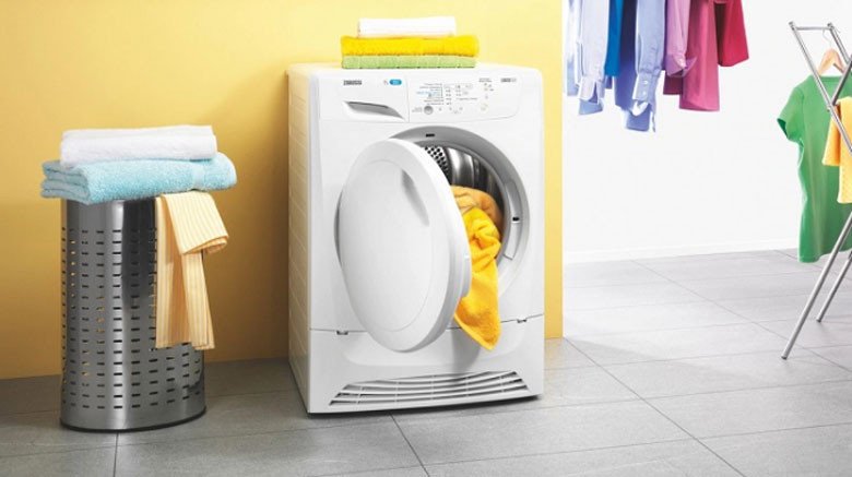 Chân máy giặt Toshiba đặt nghiêng trên sàn không bằng phẳng