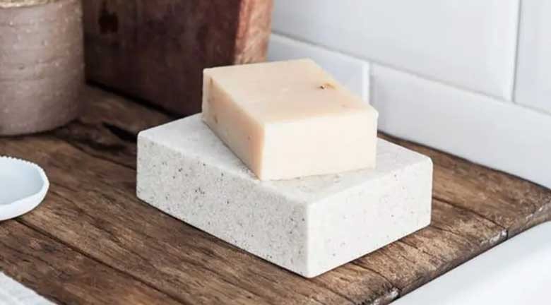 Chậu nước xà phòng làm bẫy muỗi