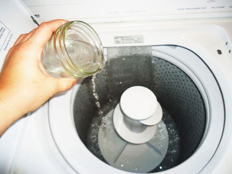 Cho vào lồng máy giặt một ít nước ấm