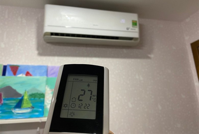 Chọn chế độ COOL và nhiệt độ phù hợp trên điều khiển điều hòa