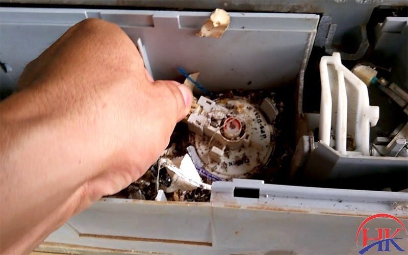 Chuyên gia kỹ thuật kiểm tra bo mạch điều khiển máy giặt Sanyo bị lỗi EC