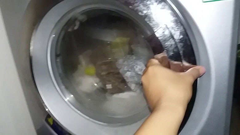 Cơ chế khóa cửa máy giặt Electrolux khi đang vận hành