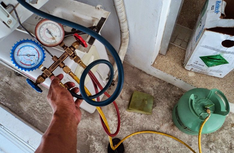 Dàn lạnh điều hòa bị bám đầy tuyết do sự cố