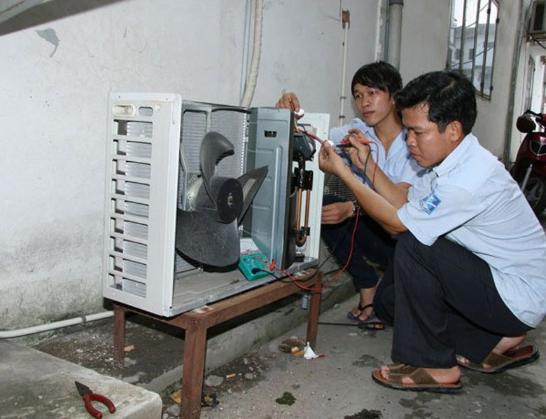 Dàn nóng điều hòa Panasonic bị bám bụi bẩn gây lỗi F95