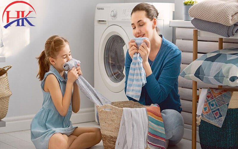 Đặt quần áo vào lồng máy giặt Toshiba