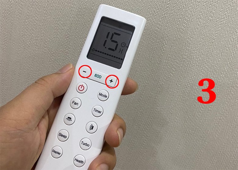 Điều chỉnh thời gian hẹn giờ tắt bằng nút (+) và (-) trên remote Casper mẫu 2