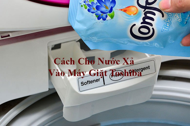 Đổ nước xả vải vào đúng ngăn chứa riêng trên máy giặt Toshiba
