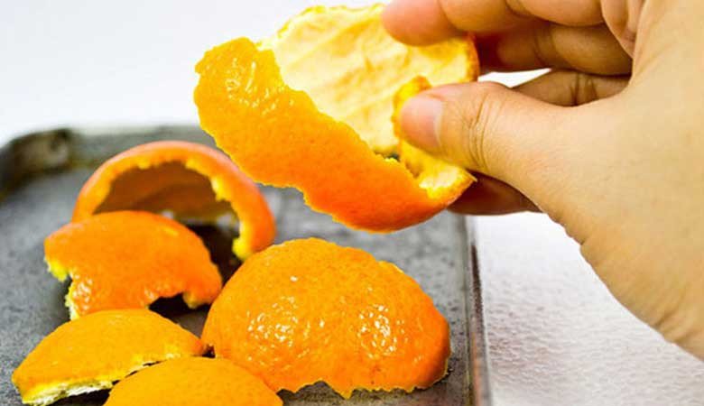 Đốt vỏ quýt khô để xua đuỗi côn trùng