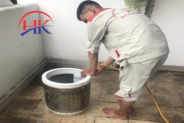 Dụng cụ chuyên dụng và hóa chất an toàn được sử dụng trong quá trình vệ sinh máy giặt