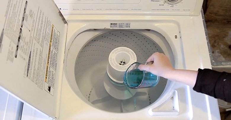 Dùng nước Javel để lau khi vệ sinh mặt giặt bằng giấm khử bớt mùi
