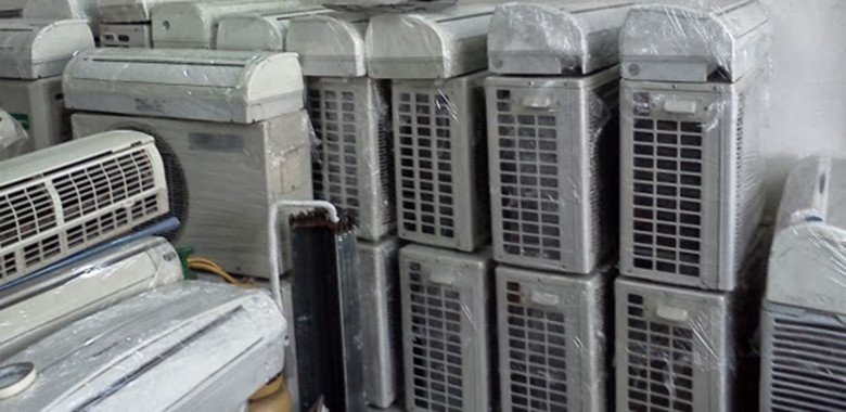 Góc phòng có điều hòa cũ, minh họa việc **tiết kiệm chi phí** ban đầu khi **mua điều hòa đã qua sử dụng**