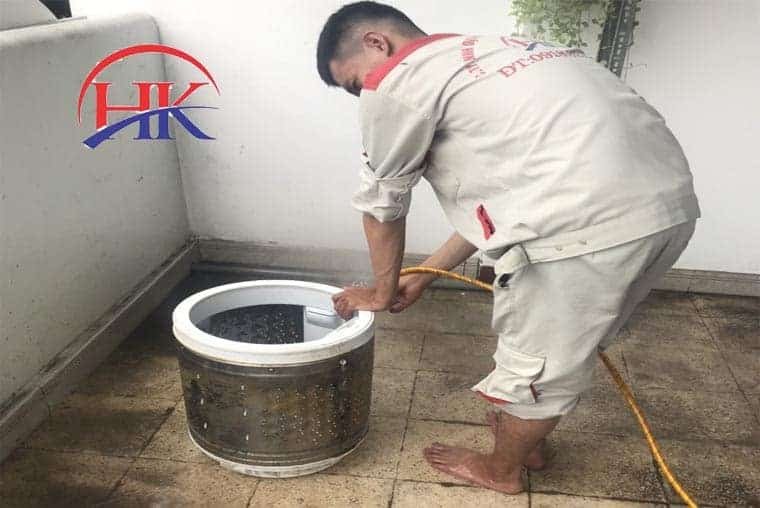 Hình ảnh cặn bẩn bám trong lồng máy giặt cần được vệ sinh định kỳ