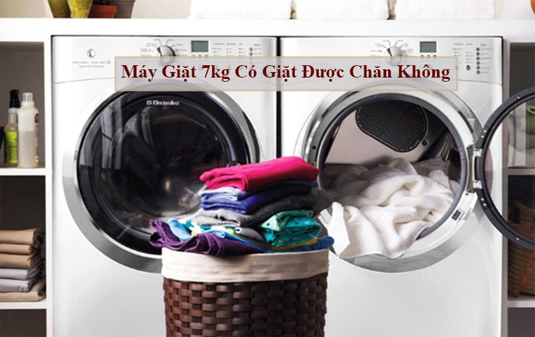 Hình ảnh một chiếc máy giặt đang mở cửa, cho thấy khả năng giặt được chăn bông có dung tích lớn, giúp các gia đình yên tâm giặt tại nhà.