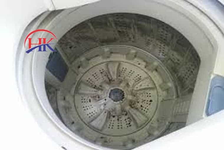 Hình ảnh một chiếc máy giặt đang mở cửa, có thể cần vệ sinh