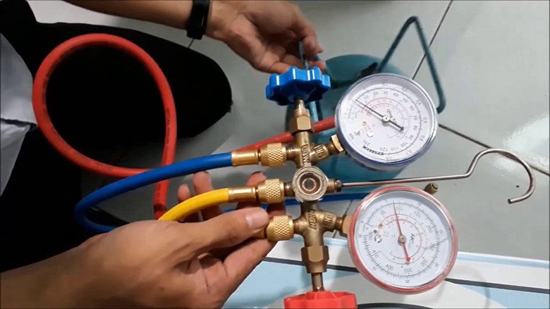 Kết nối đồng hồ đo áp suất và máy hút chân không